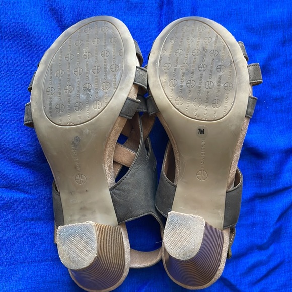 Gorgeous and versatile sandals to complement a variety of outfits. - Picture 3 of 4